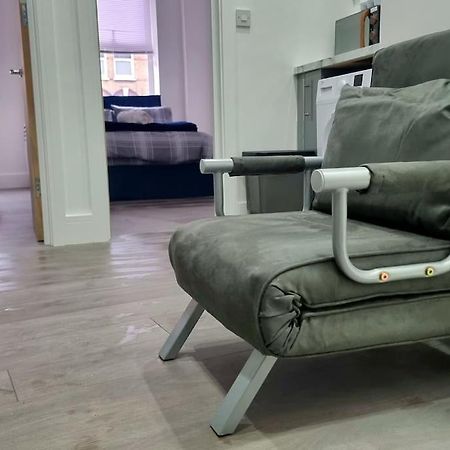 2 Bed Cosy Flat Close To Bus & Tube Station Лондон Экстерьер фото