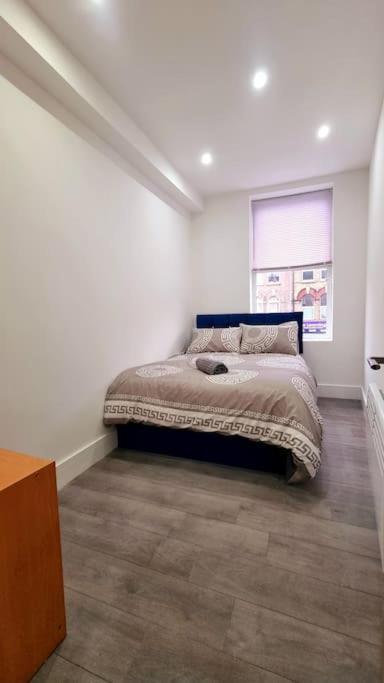 2 Bed Cosy Flat Close To Bus & Tube Station Лондон Экстерьер фото
