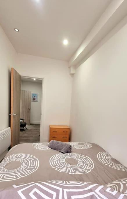 2 Bed Cosy Flat Close To Bus & Tube Station Лондон Экстерьер фото