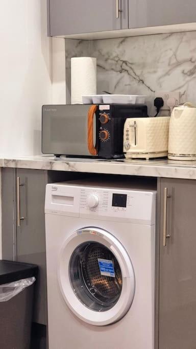 2 Bed Cosy Flat Close To Bus & Tube Station Лондон Экстерьер фото