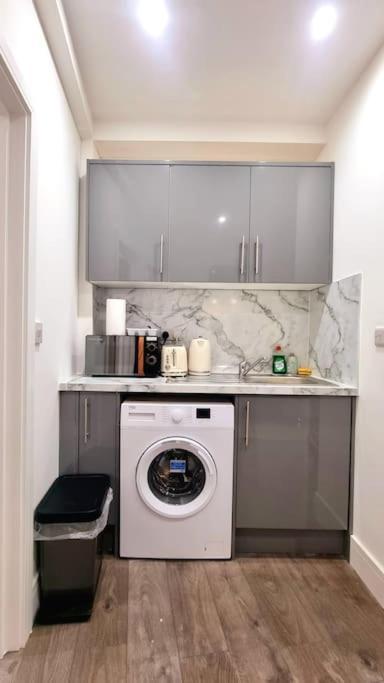 2 Bed Cosy Flat Close To Bus & Tube Station Лондон Экстерьер фото