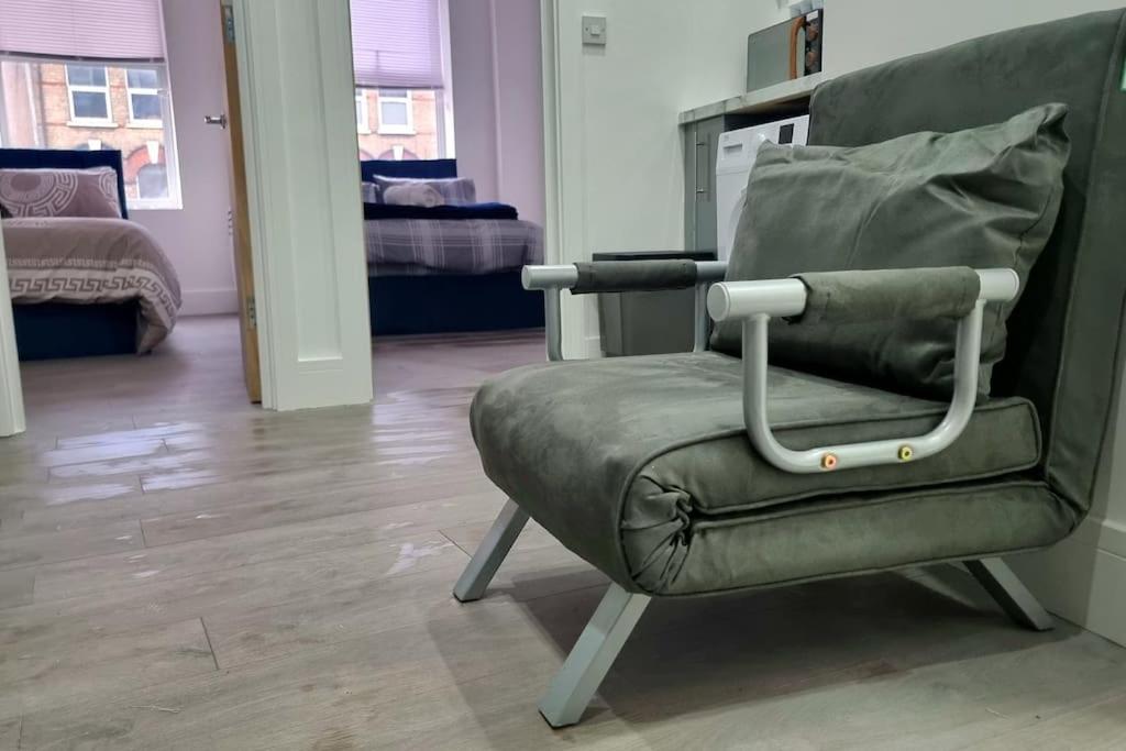 2 Bed Cosy Flat Close To Bus & Tube Station Лондон Экстерьер фото