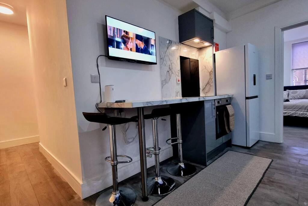 2 Bed Cosy Flat Close To Bus & Tube Station Лондон Экстерьер фото