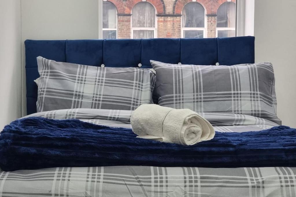 2 Bed Cosy Flat Close To Bus & Tube Station Лондон Экстерьер фото