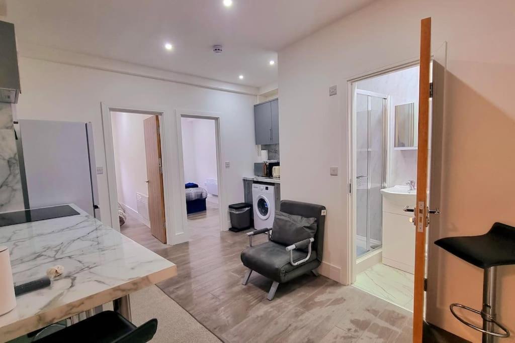 2 Bed Cosy Flat Close To Bus & Tube Station Лондон Экстерьер фото